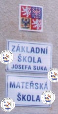 Nový nápis na budově školy