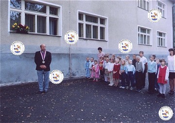 Starosta s dětmi při odhalování nového nápisu